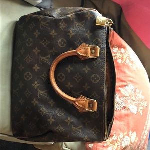 Authentic Louis Vuitton purse in great condition!